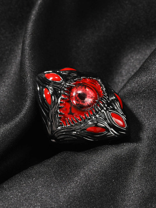 Kupferring mit rotem Auge im dunklen Stil