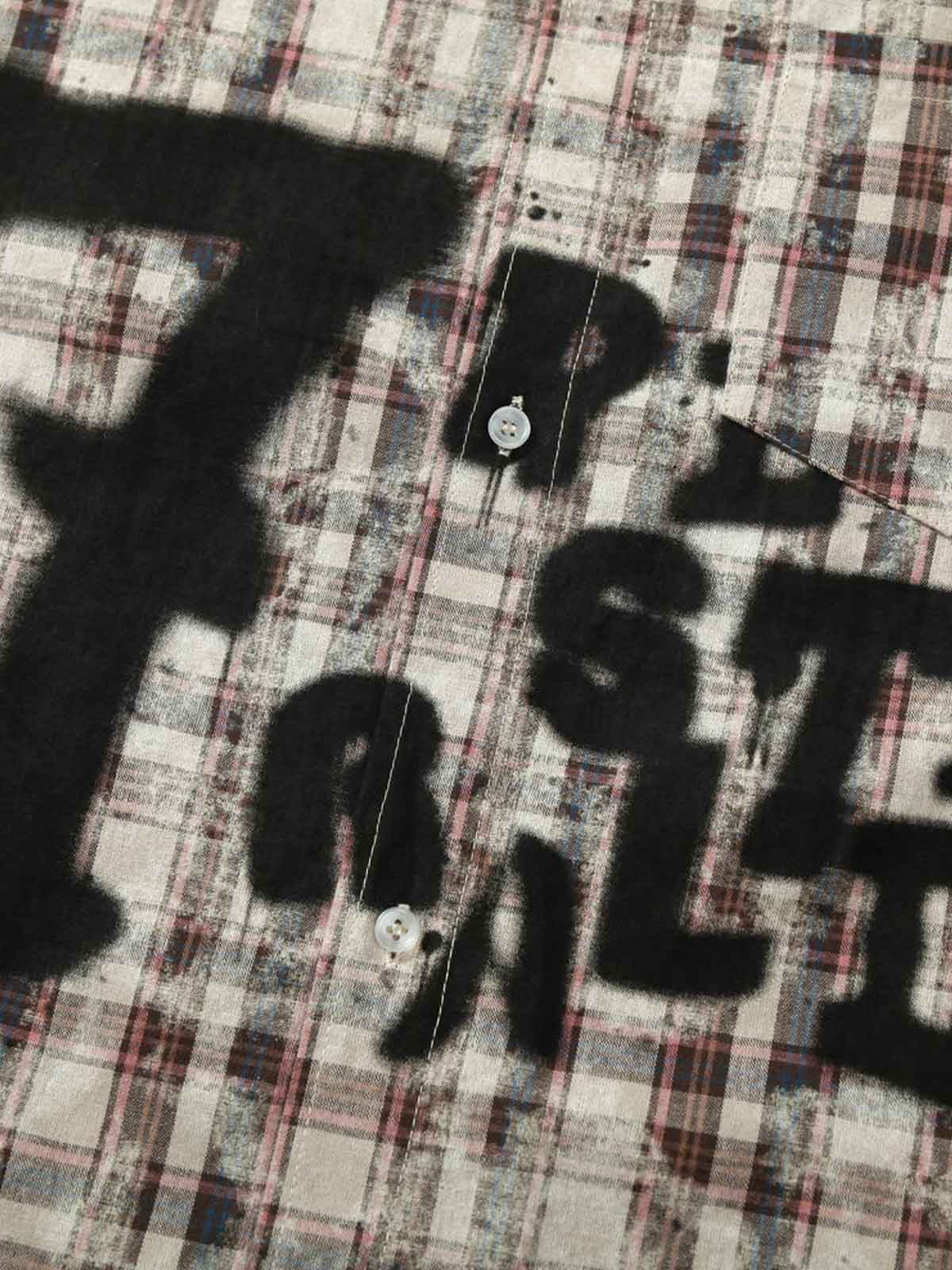Langarmhemd mit kariertem Graffiti-Sprühbuchstaben