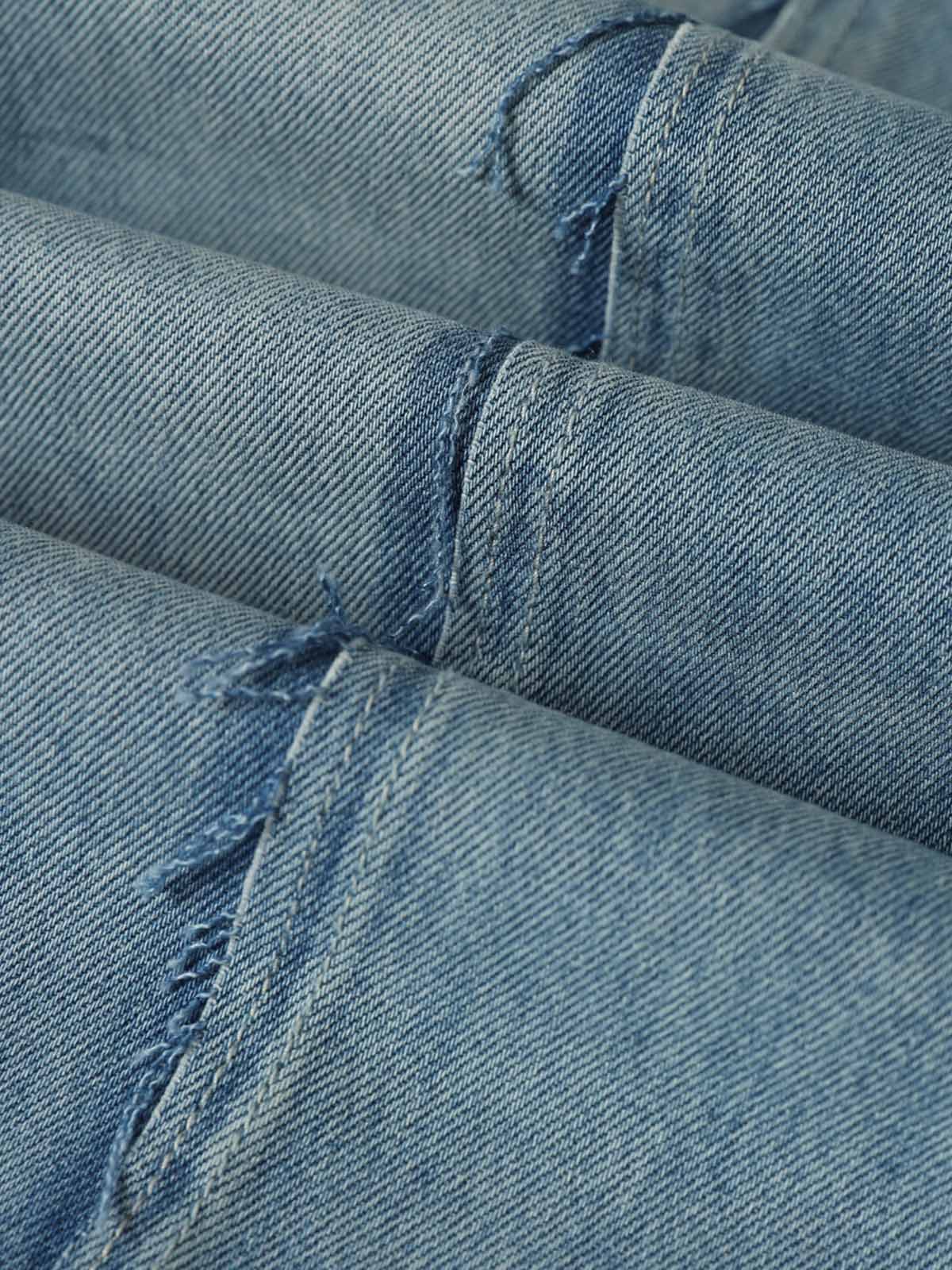 Verwaschene, dekonstruierte, unregelmäßige Patchwork-Straight-Jeans