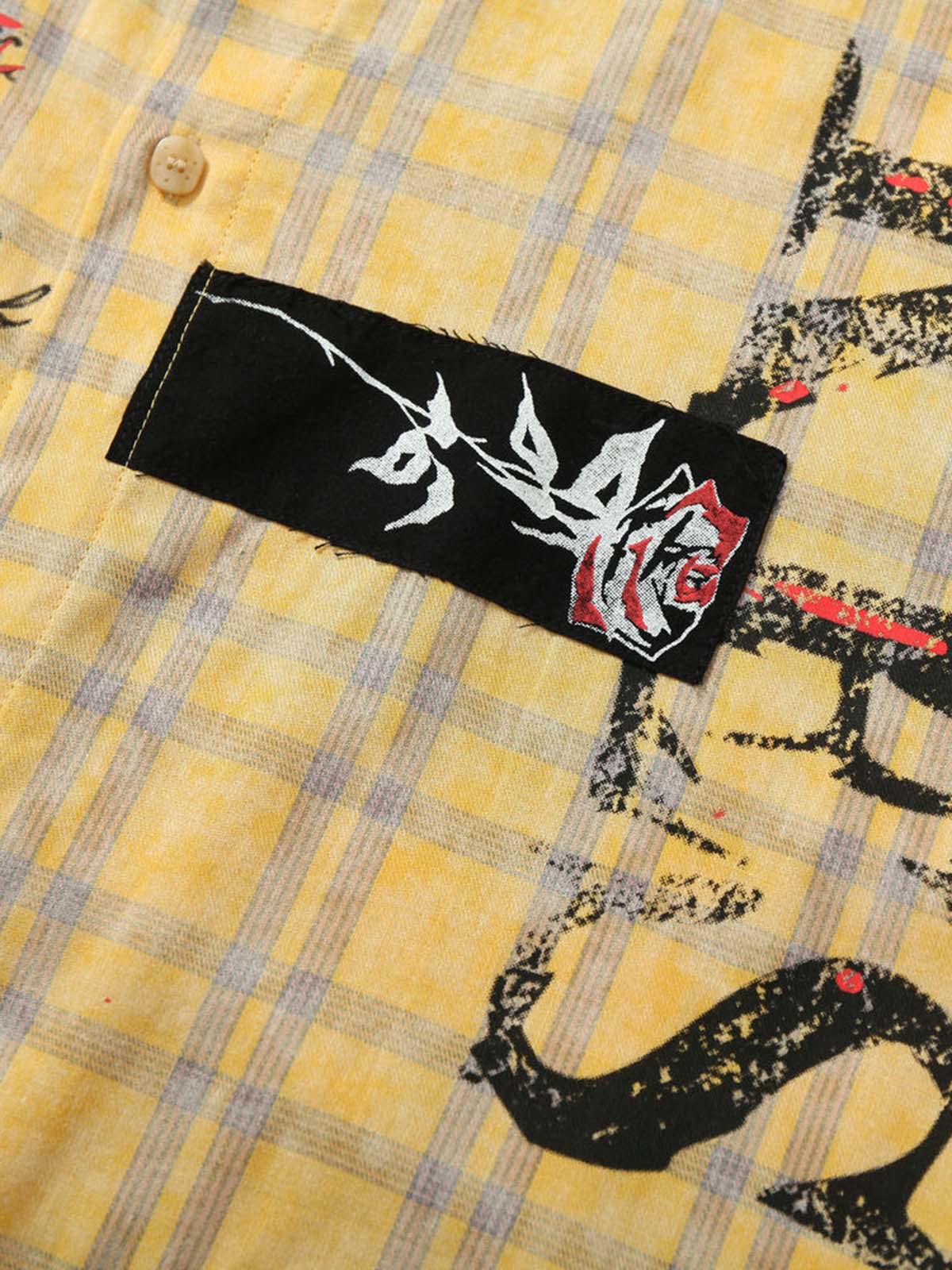 Langärmliges Poloshirt mit Graffiti-Buchstabendruck und Karomuster