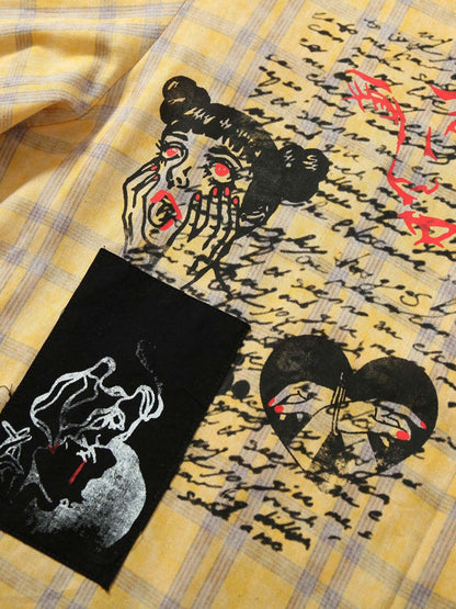 Langärmliges Poloshirt mit Graffiti-Buchstabendruck und Karomuster