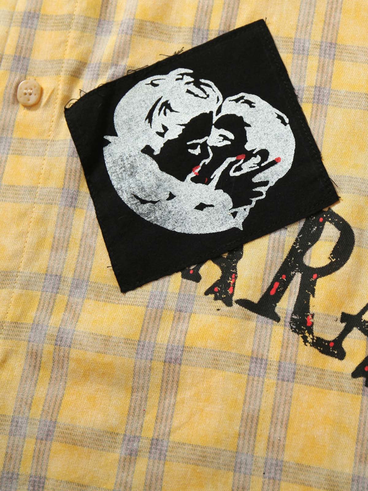 Langärmliges Poloshirt mit Graffiti-Buchstabendruck und Karomuster