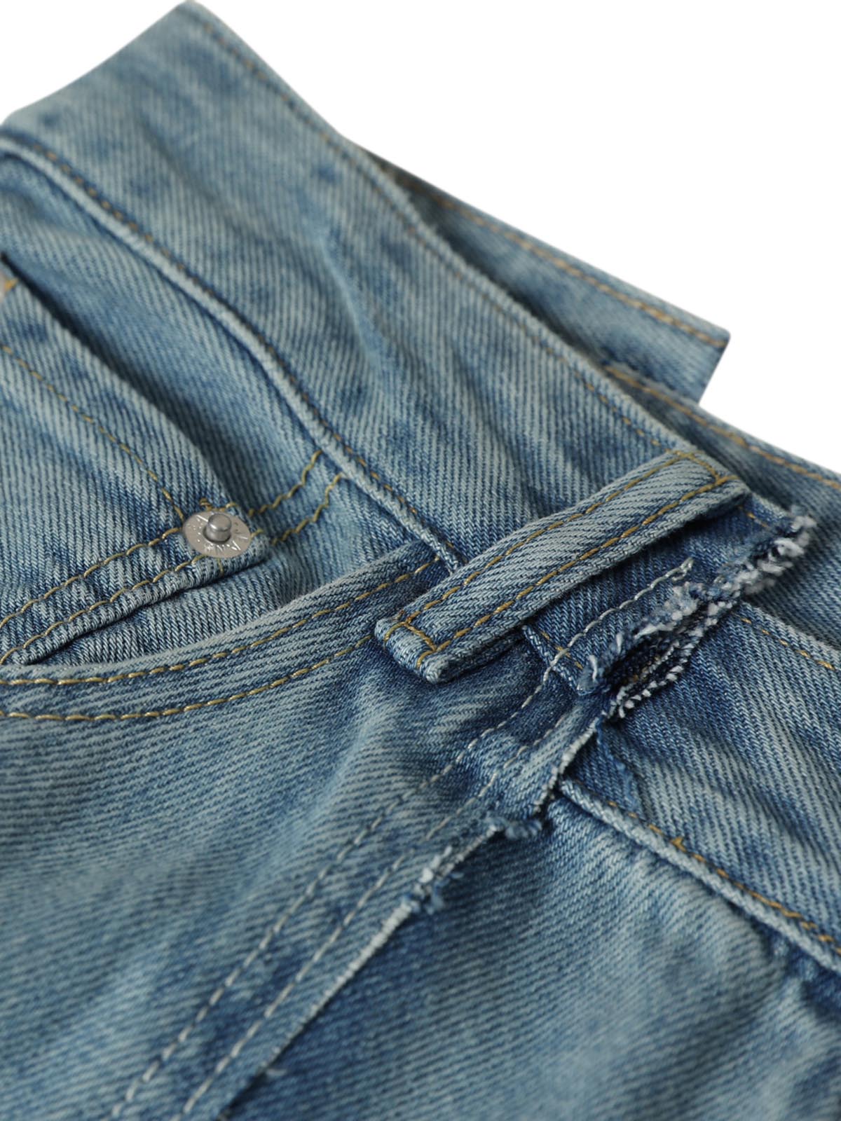 Verwaschene, dekonstruierte, unregelmäßige Patchwork-Straight-Jeans
