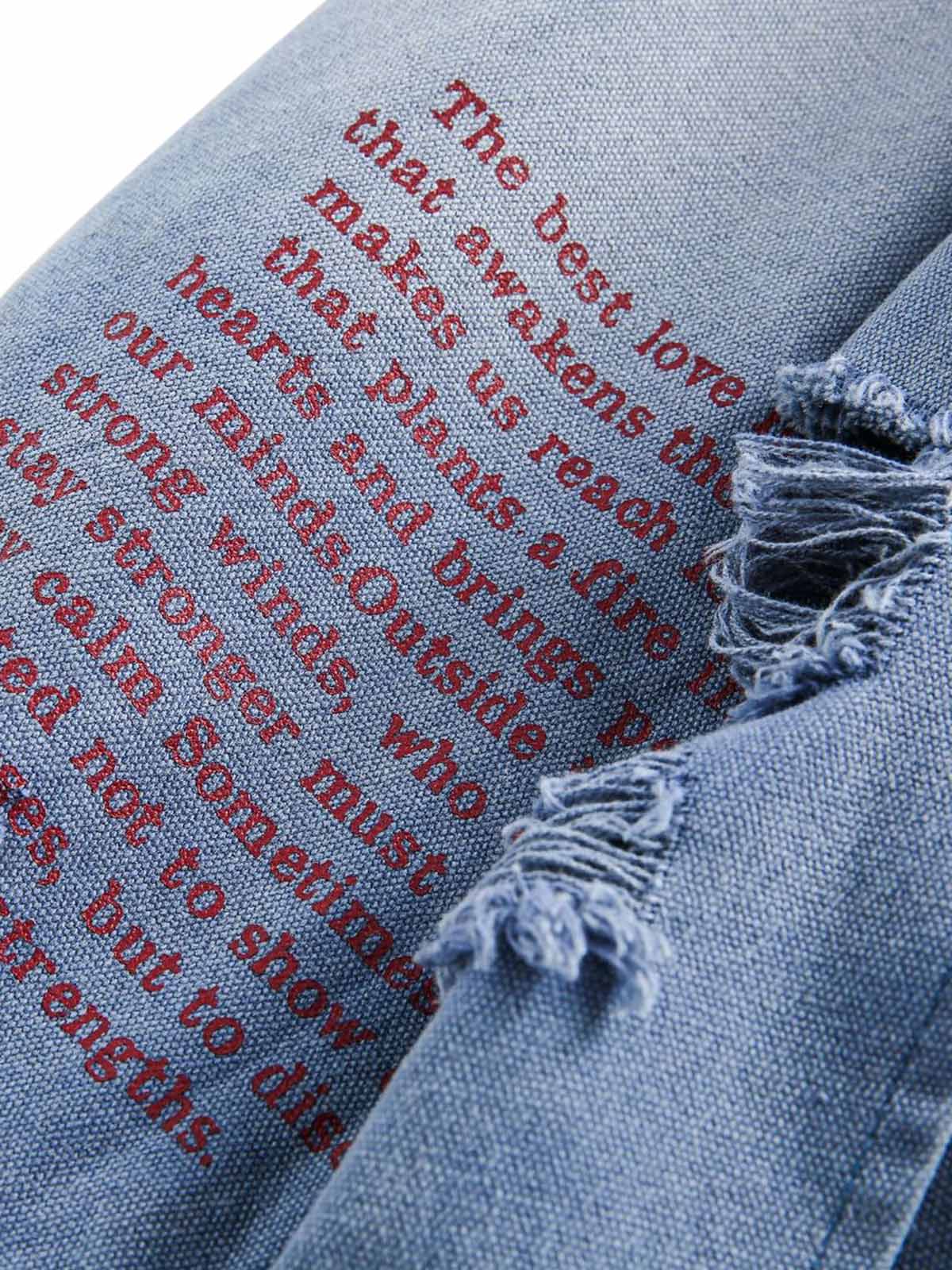 Zerrissene, verwaschene Jeansjacke mit Reißverschluss und Graffiti-Print