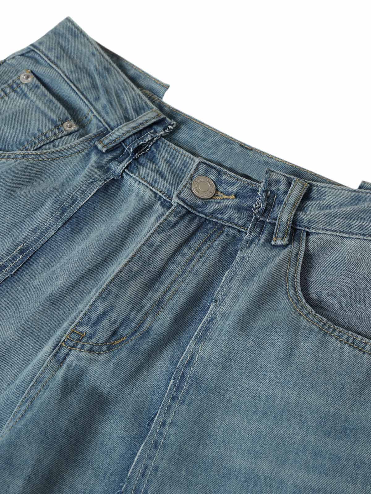 Verwaschene, dekonstruierte, unregelmäßige Patchwork-Straight-Jeans