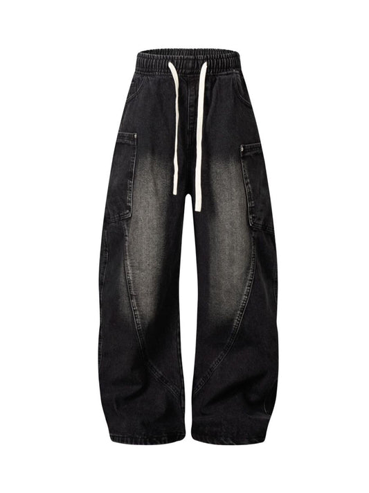 Verwaschene, zerrissene Jeans mit geteiltem Kordelzug