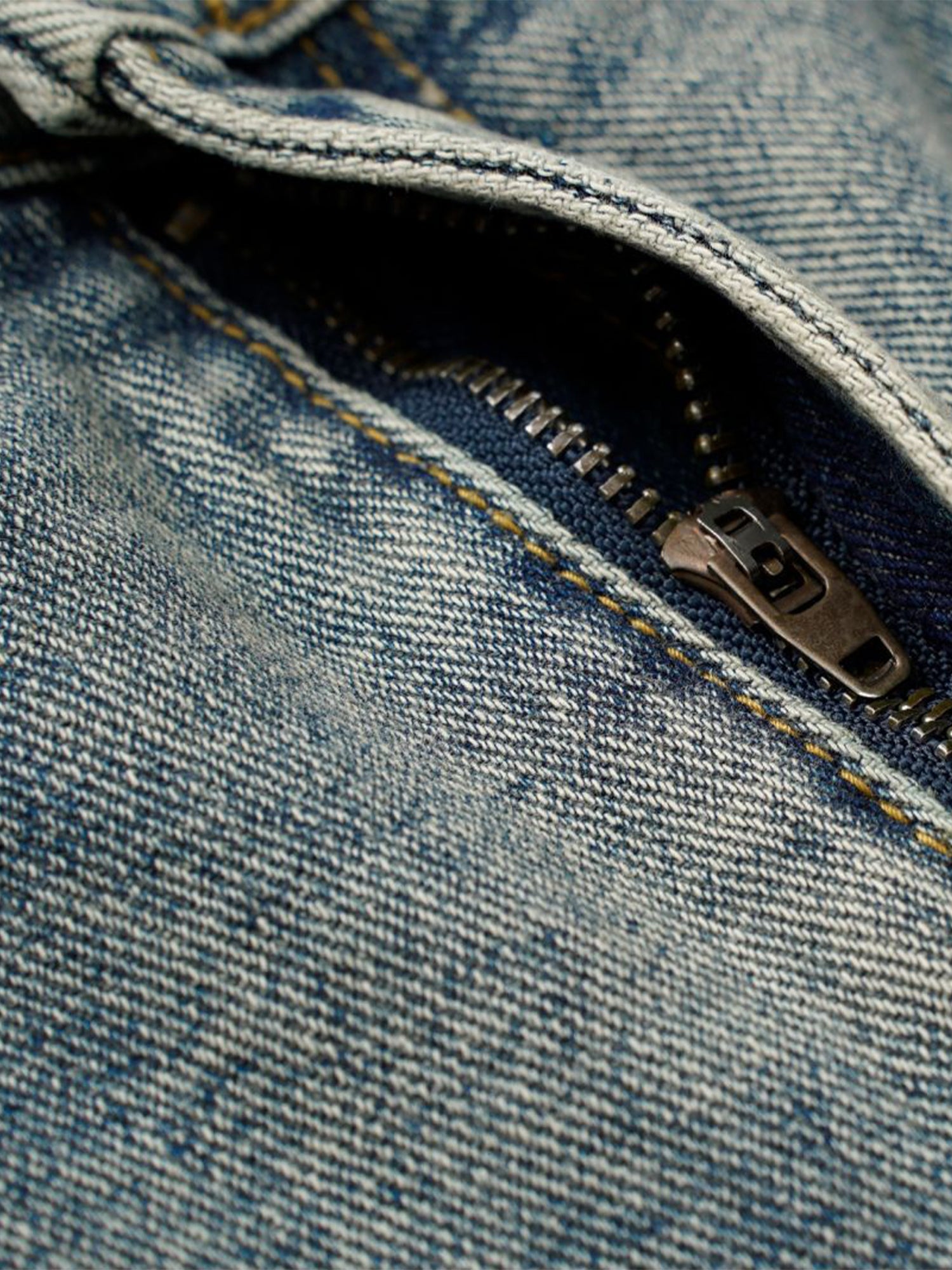 Verwaschene Distressed-Jeans im dekonstruierten Split Barrel-Stil