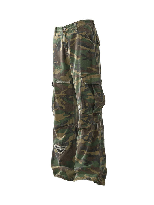 Zerrissene Camouflage-Cargohose mit ausgestelltem Bein