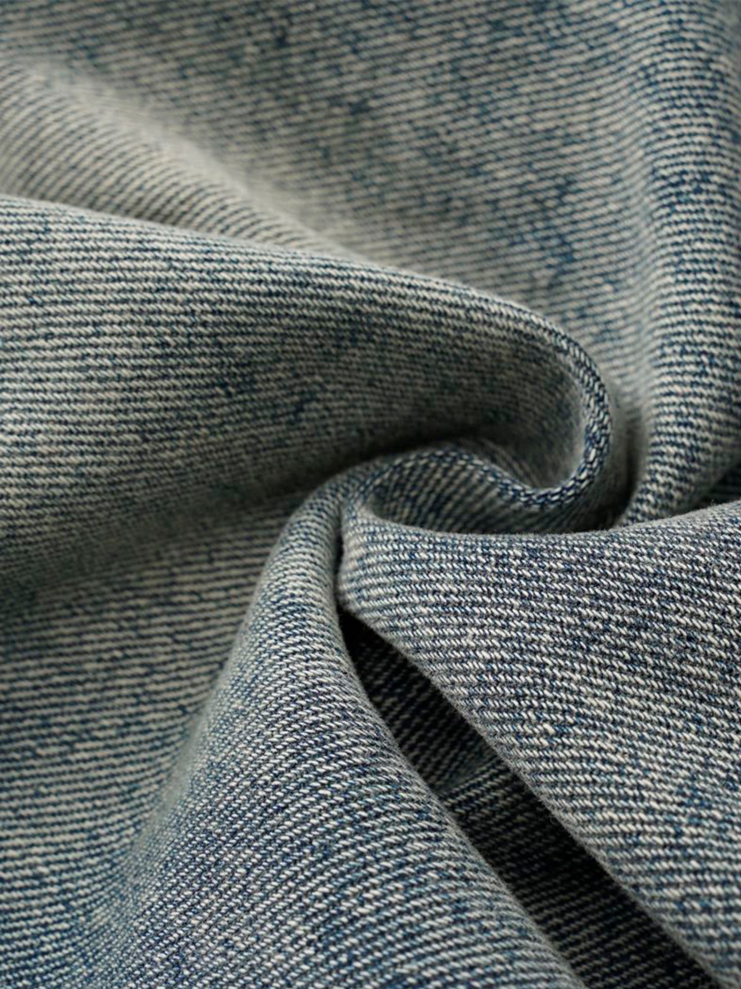 Verwaschene Distressed-Jeans im dekonstruierten Split Barrel-Stil