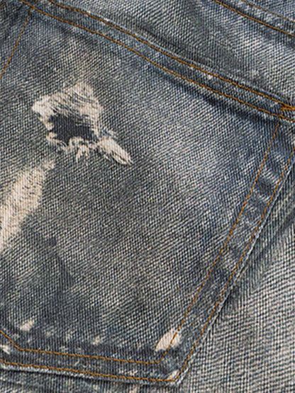 Zerrissene Schlagjeans im Retro-Waschungsstil