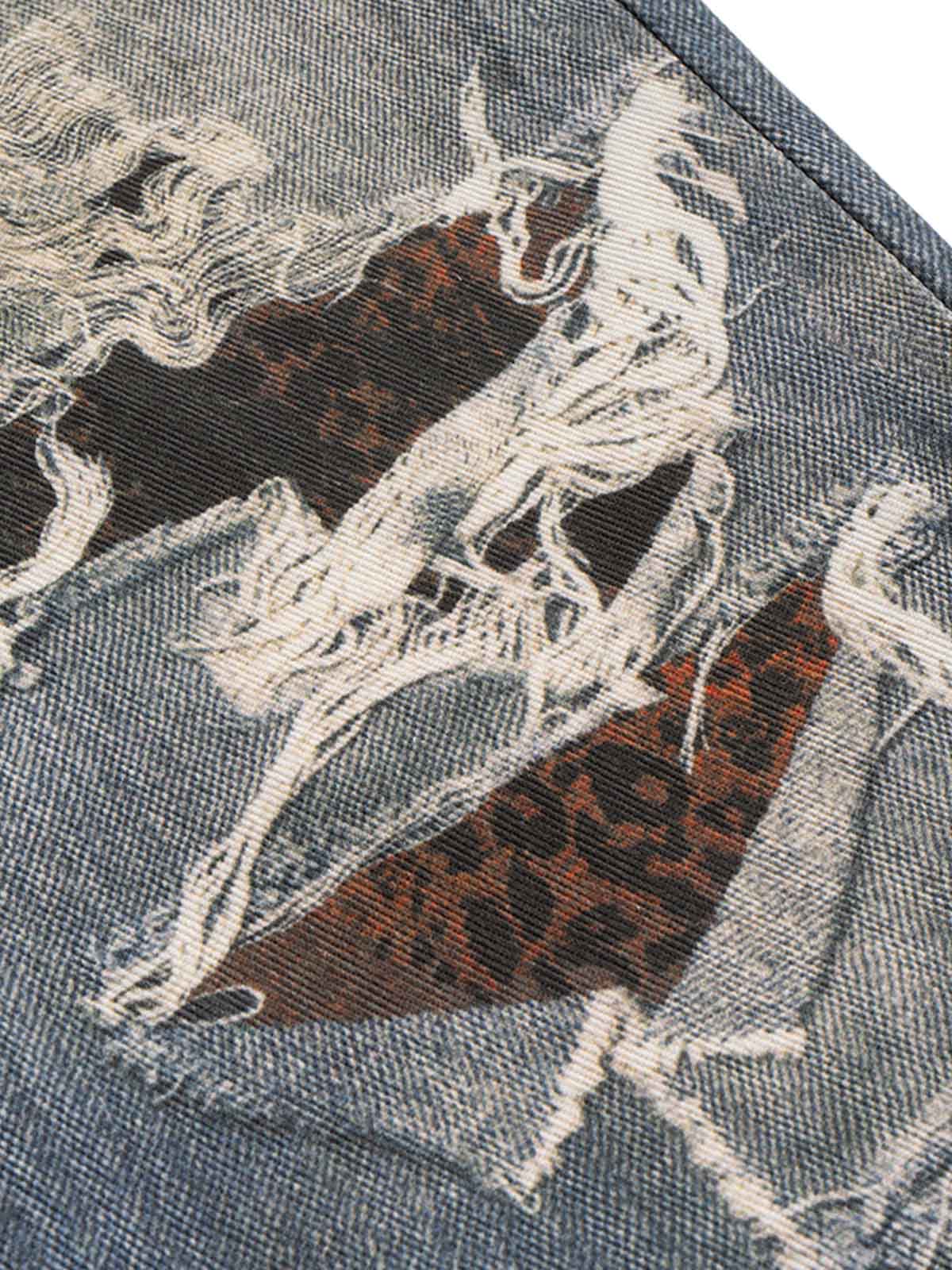 Zerrissene Schlagjeans im Retro-Waschungsstil