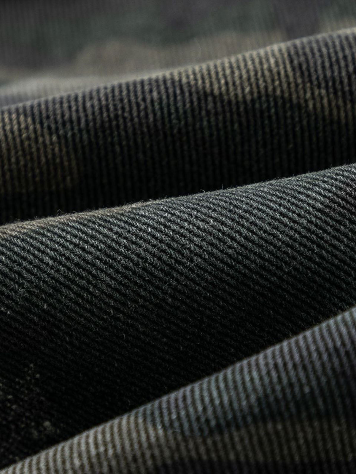 Gerade Jeans mit verwaschenen Camouflage-Nähten und Used-Look