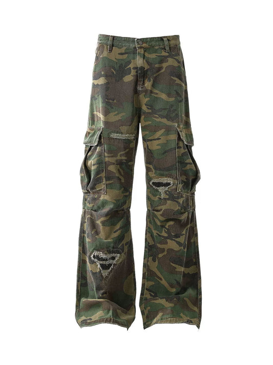 Zerrissene Camouflage-Cargohose mit ausgestelltem Bein