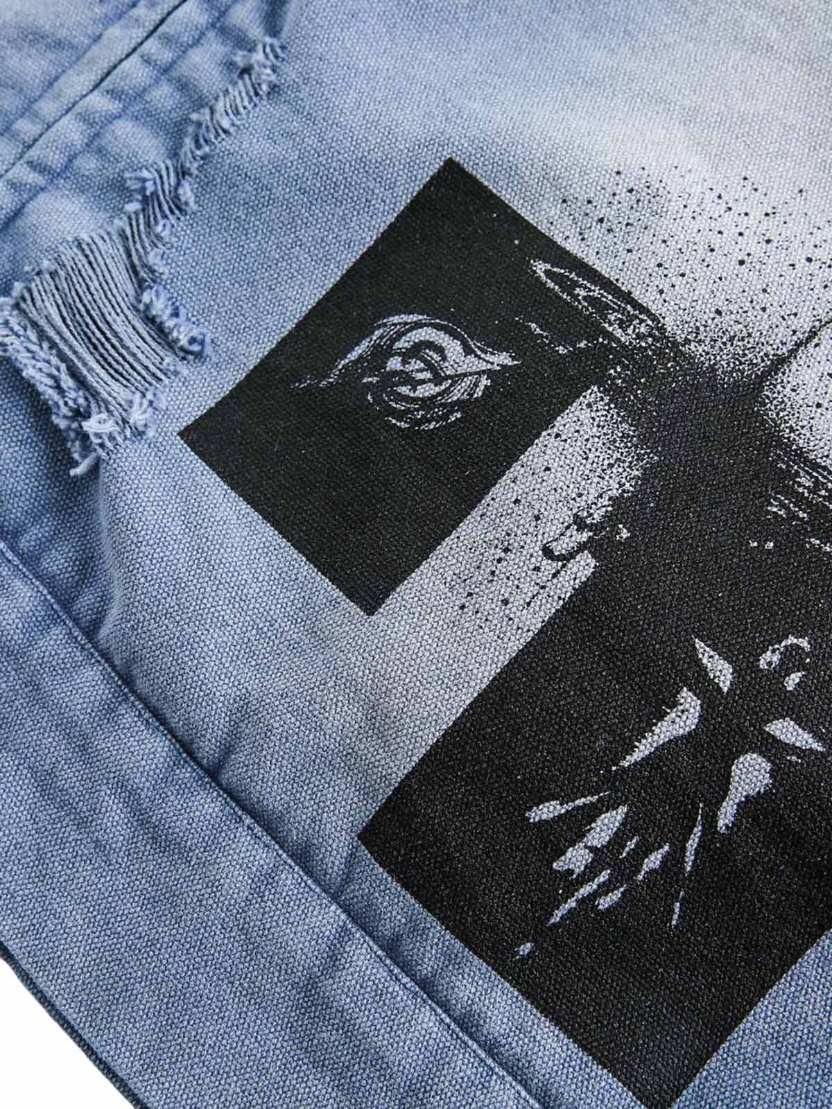 Zerrissene, verwaschene Jeansjacke mit Reißverschluss und Graffiti-Print