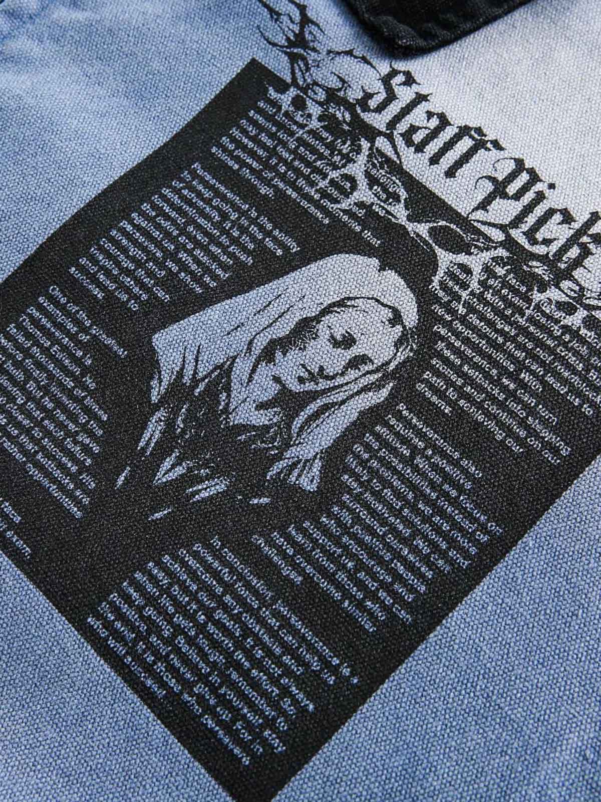 Zerrissene, verwaschene Jeansjacke mit Reißverschluss und Graffiti-Print