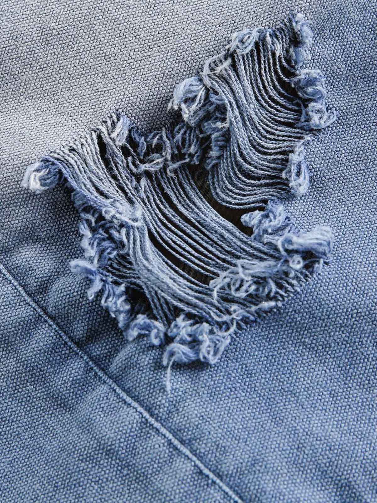 Zerrissene, verwaschene Jeansjacke mit Reißverschluss und Graffiti-Print