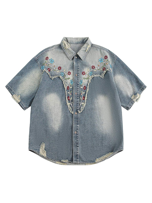 Zerrissenes Jeanshemd mit Blumenstickerei
