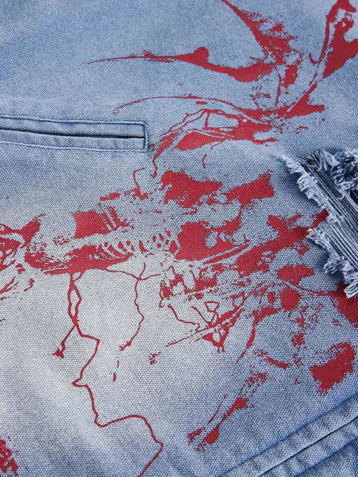 Zerrissene, verwaschene Jeansjacke mit Reißverschluss und Graffiti-Print