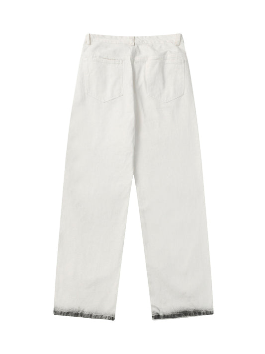 Jeans mit verwaschenen schwarzen Flecken 